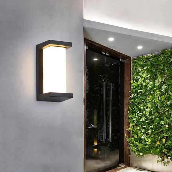 Vertical LED Outdoor Wall Light – Weatherproof Lighting with Modern Design